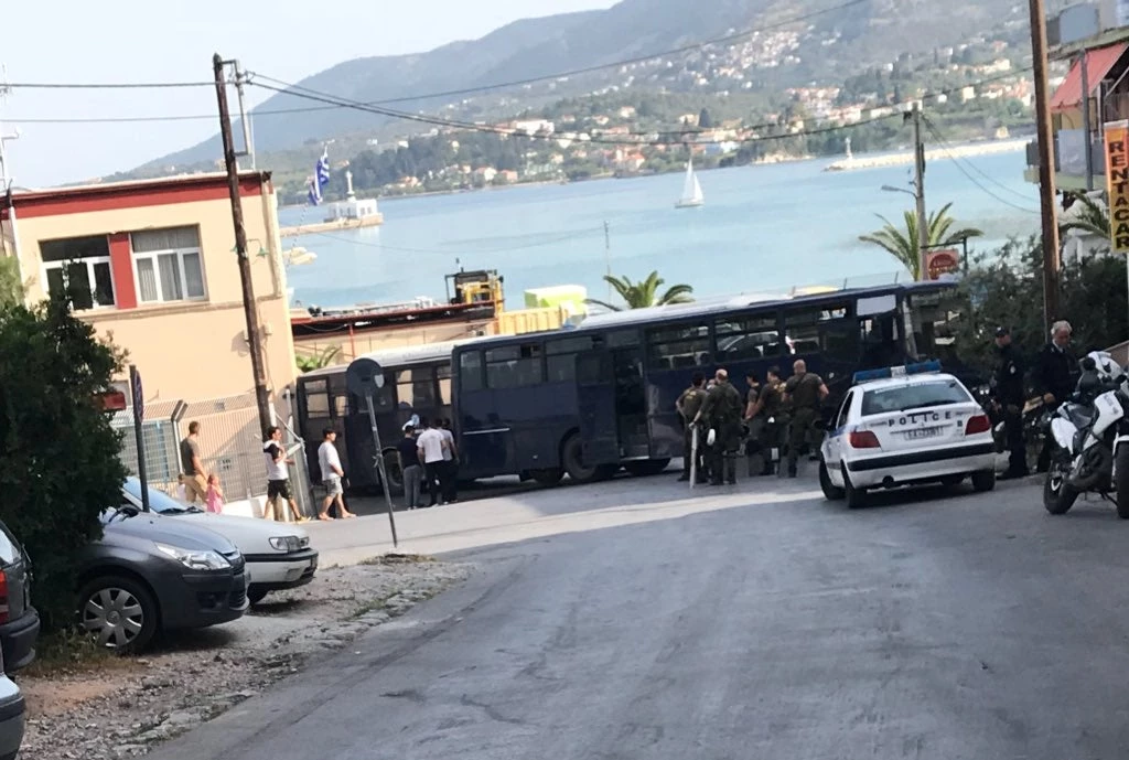 Εμπόλεμη Ζώνη η Λέσβος: Χιλιάδες πολίτες κατά του Α.Τσίπρα – Στους δρόμους όλο το νησί – Βίντεο